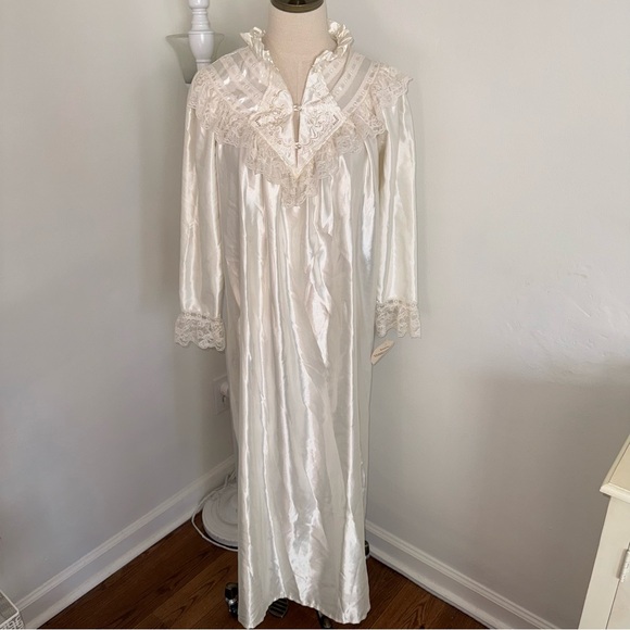 Ilise Stevens Small VINTAGE Silky White Ruffle Lace Long Nightgown Dress